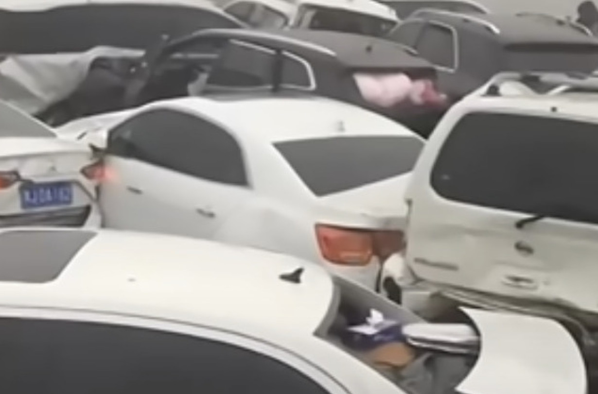 Δεν είναι η πρώτη φορά που συμβαίνει μεγάλη καραμπόλα στην Zhengzhou, περιοχή πολύ εκτεθειμένη σε αυτού του είδους τα μετεωρολογικά φαινόμενα. Καραμπόλα