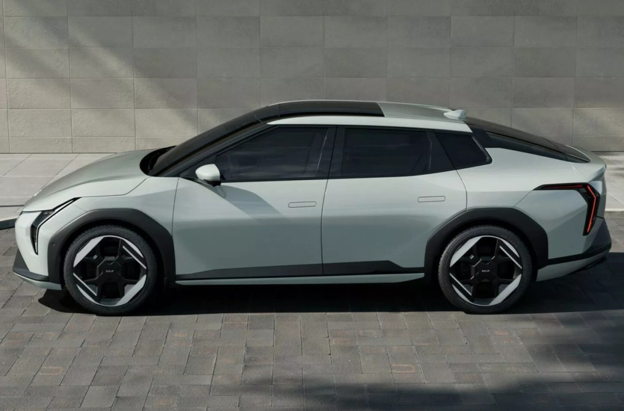 Αναμένουμε την επίσημη παρουσίαση για να μάθουμε αν θα περιλαμβάνει 800βολτη φόρτιση. Kia EV4