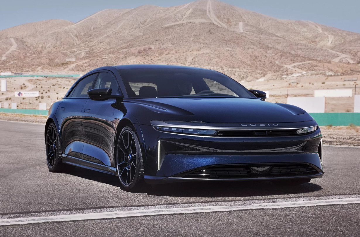 Εκτός από θερμικά, το Lucid Air πήρε κι ηλεκτρικά σκαλπ: Η Taycan Turbo GT των 1.108 ίππων βρέθηκε 1,6” πίσω του. Lucid Air