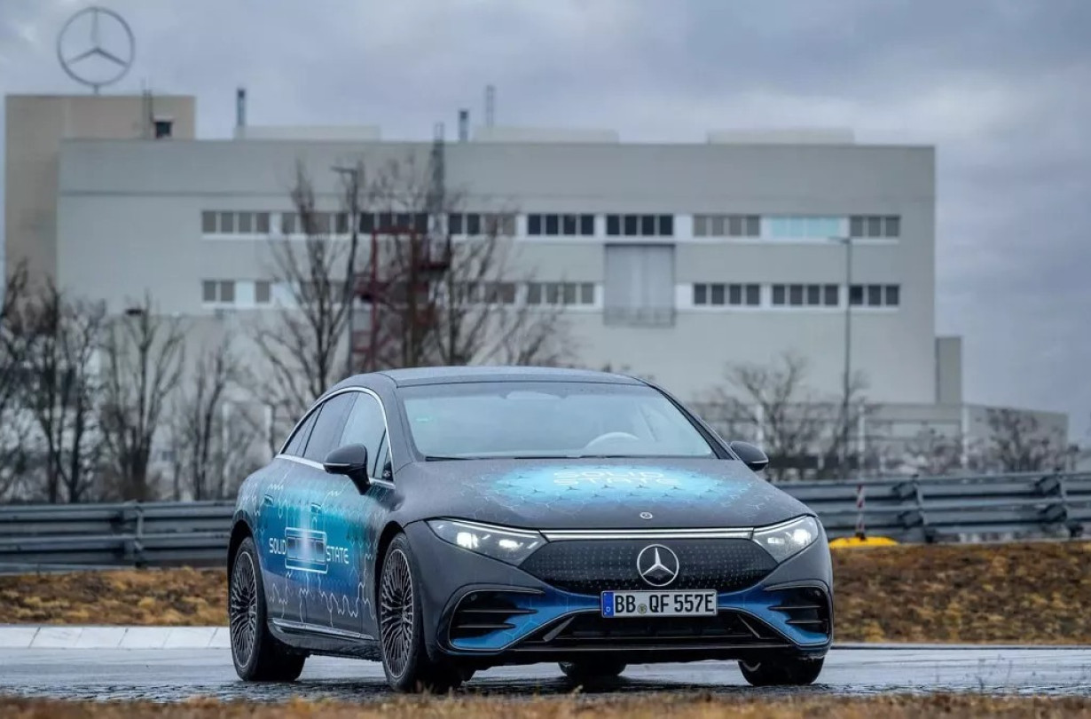Όπως ανακοίνωσε η Mercedes-Benz οι συγκεκριμένες μπαταρίες είναι σε θέση να προσφέρουν 25% μεγαλύτερη αυτονομία, σε σύγκριση με τις μπαταρίες ιόντων λιθίου Mercedes-Benz EQS Solid state batteries