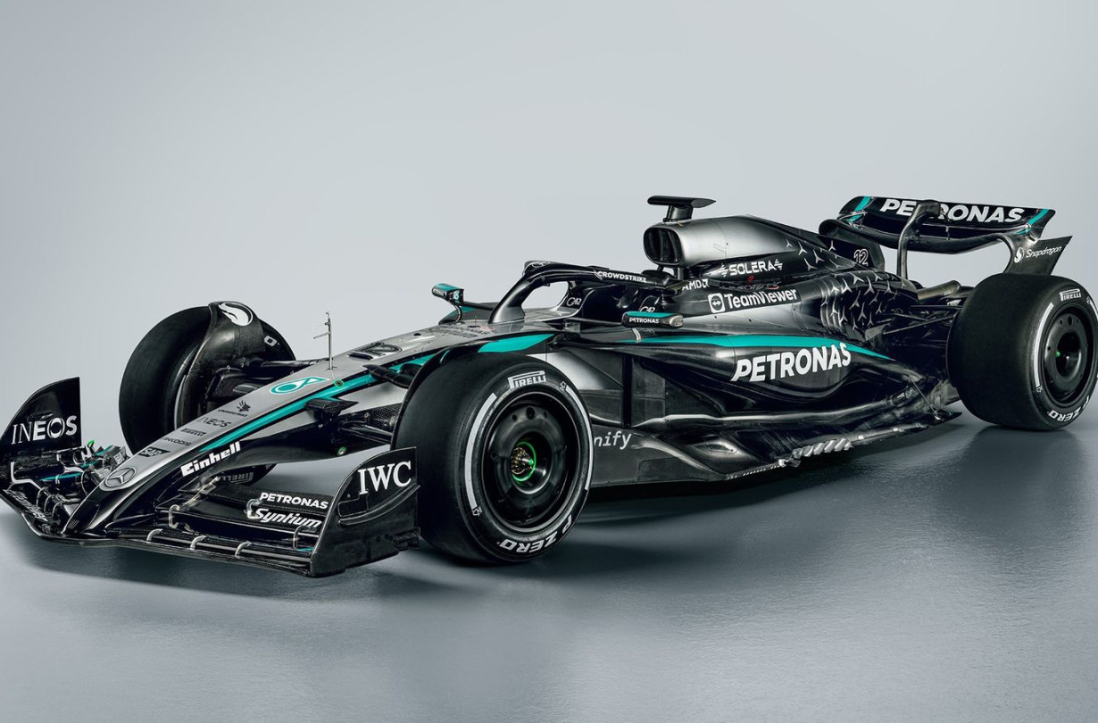 Η αντικατάσταση του Hamilton στο τιμόνι της Mercedes έγινε από τον Andrea Kimi Antonelli που ετοιμάζεται για το ντεμπούτο του στην Formula 1 Mercedes W16