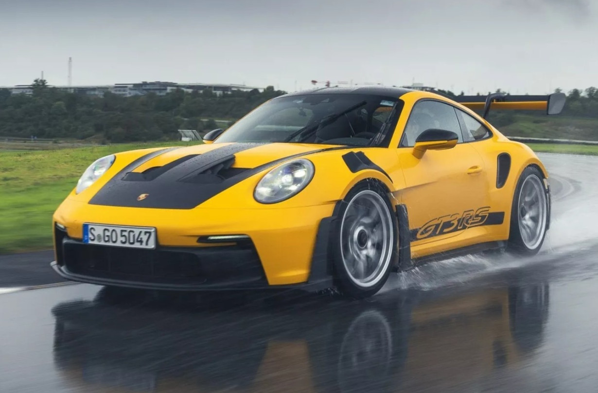 Μια διευκρίνηση: Όταν μιλάμε για βρεγμένη πίστα στο εξωτερικό, σκεφτείτε ένα ελληνικό οδόστρωμα. Στο στεγνό. Ε, κρατάει ακόμα περισσότερο. Michelin