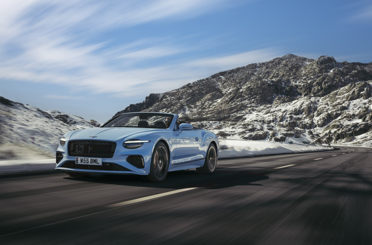 Με την παρουσίαση των Bentley Speed Six Continuation και Continental GTC στη Rétromobile, το Crewe αποδεικνύει τη δέσμευσή του απέναντι στην κληρονομιά και στην καινοτομία. Bentley