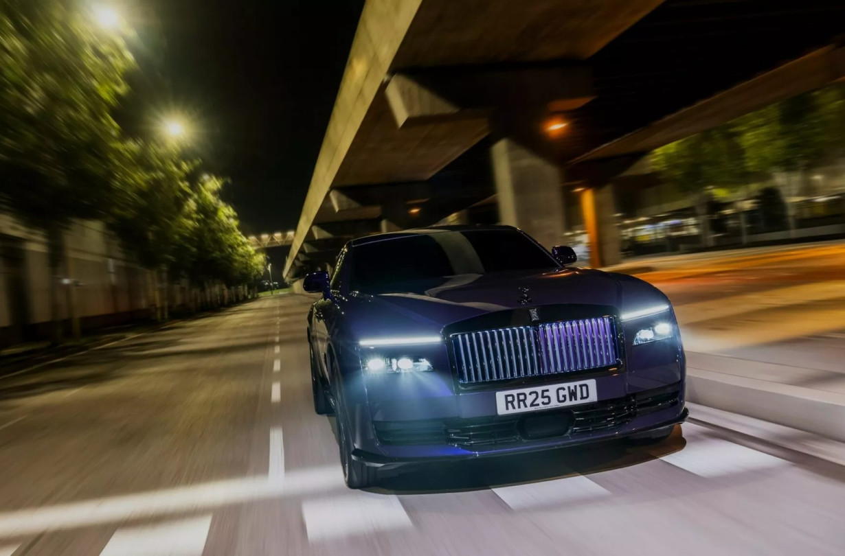 Η Rolls-Royce Spectre Black Badge έρχεται με λειτουργίες που θυμίζουν τα μαχητικά αεροσκάφη του Β' Παγκοσμίου Πολέμου. Rolls-Royce Spectre Black Badge