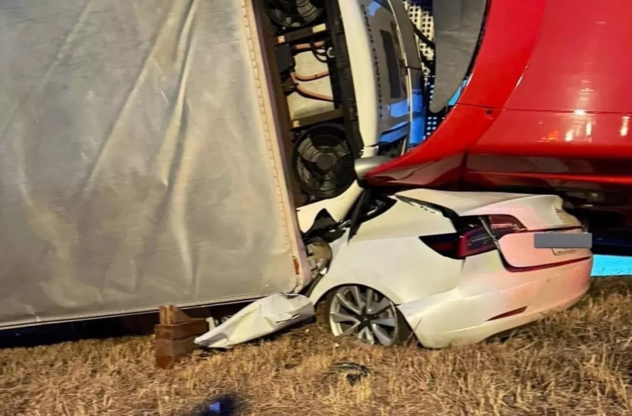 Νιώθεις ανακούφιση τη στιγμή που αντικρίζεις για πρώτα φορά τα λευκά δερμάτινα καθίσματα κι είναι πεντακάθαρα. Model 3