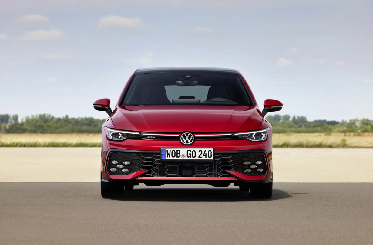 Σε ανάλογη τροχιά με τις VW και Audi, η Porsche εξετάζει μια θερμική Macan για την ευρωπαϊκή αγορά. VW Golf
