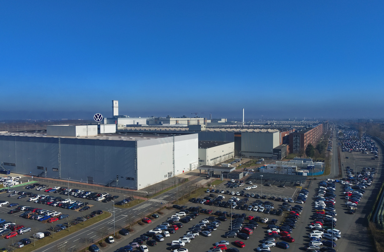 Το εργοστάσιο όπου κατασκευάζονται όλες οι εκδόσεις το VW ID. Buzz για τη Γερμανία και τις διεθνείς αγορές εντάσσεται σε μια ευρύτερη δέσμευση της Volkswagen προς τη βιωσιμότητα. Volkswagen