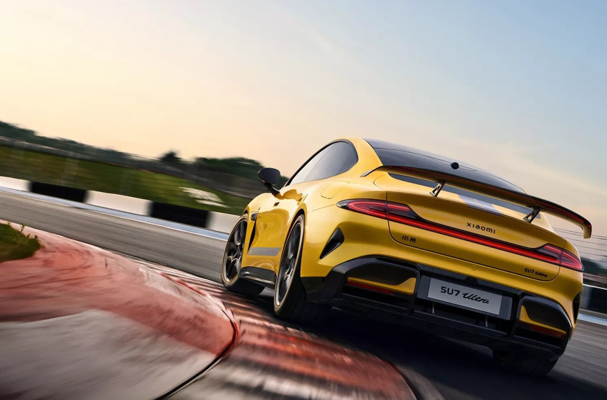 Το SU7 Ultra θα ήταν συγκλονιστικό, ακόμα κι αν αποτελούσε απλώς ένα dragster μόνο για ευθείες. Αλλά φαίνεται να πηγαίνει πολύ καλά και σε απαιτητικές πίστες. SU7 Ultra