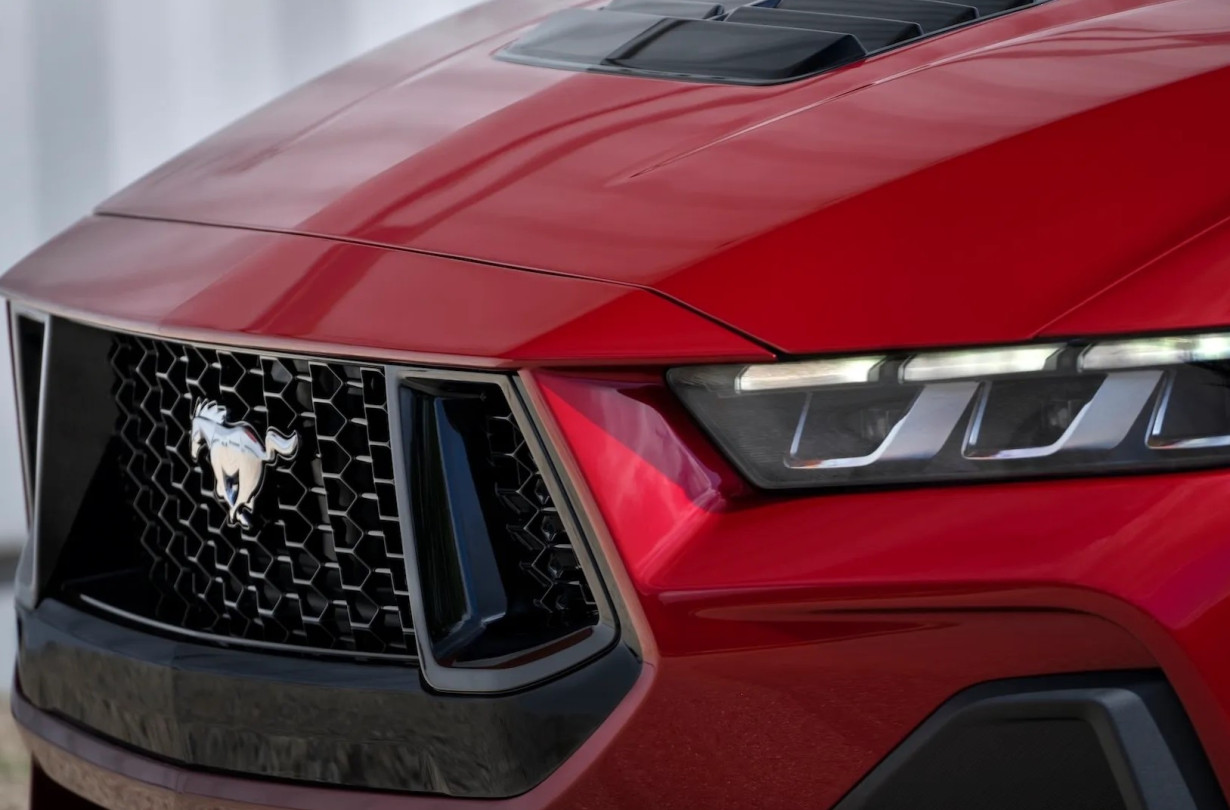 Σε σχέση με την ηλεκτρική crossover Mach-E, η Mach 4 θα γίνει πολύ πιο ευκολοχώνευτα καλοδεχούμενη από το αγοραστικό κοινό της Ford. Mach 4