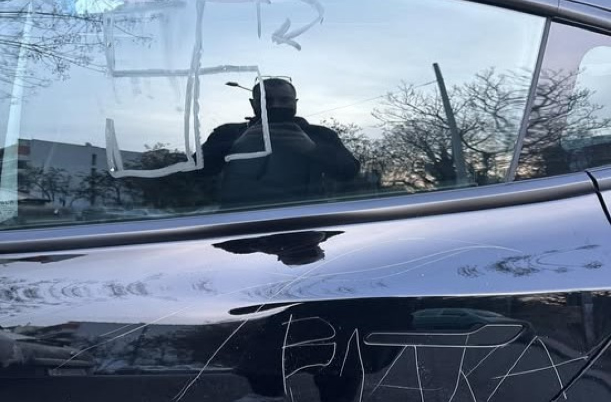 Από μπογιές και γκάφιτι, πλέον έχουμε «αναβαθμιστεί» σε εμπρησμούς και βανδαλισμούς. Ναι, και στην Ελλάδα. Tesla