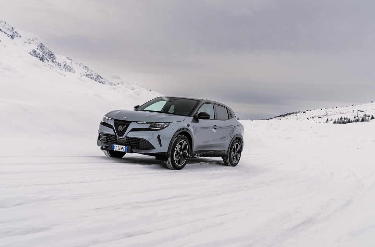 Η τετρακίνητη έκδοση Alfa Romeo Junior Ibrida Q4 ξεκινά από τις €36.500 και χαρακτηρίζεται από πλήρη εξοπλισμό Alfa Romeo Junior