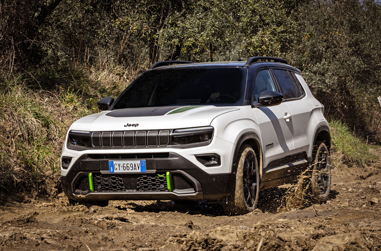 Οι παραγγελίες για το jeep Avenger 4xe έχουν ανοίξει και από τις αρχές του καλοκαιριού οι υποψήφιοι πελάτες θα μπορούν να το δουν από κοντά και στις εκθέσεις. Jeep Avenger 4xe