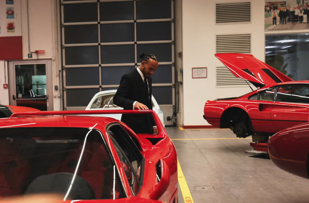 Ο Lewis Hamilton όχι μόνο θέλει να συμμετάσχει στην εξέλιξη, αλλά θέλει να είναι και ο νονός: Ferrari F44. Lewis Hamilton
