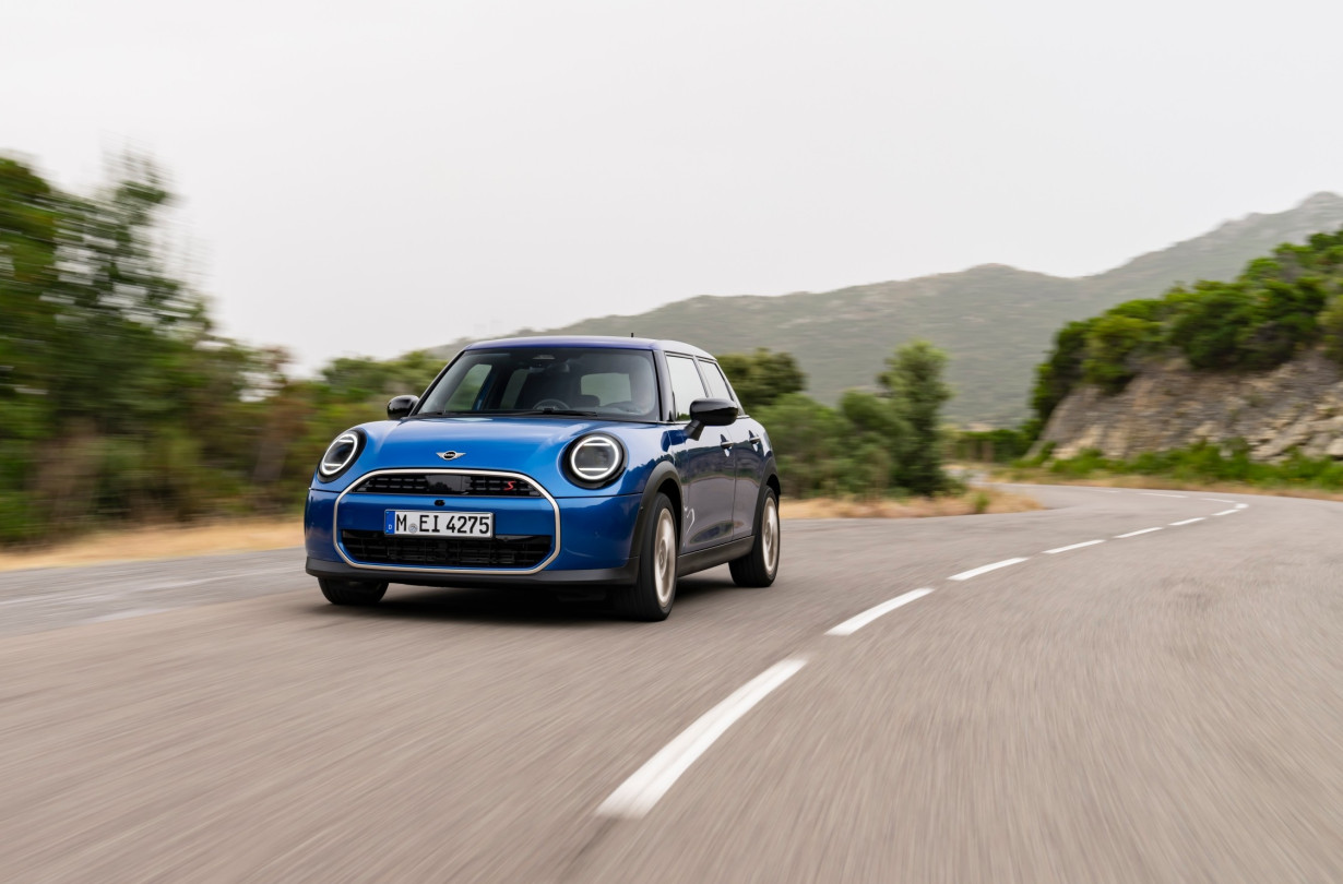Το άτοκο χρηματοδοτικό πρόγραμμα «MINI DRIVE» για το 5θυρο MINI Cooper, προϋποθέτει 50% της αξίας του αυτοκινήτου ως προκαταβολή και εξόφληση σε 18 μηνιαίες άτοκες δόσεις MINI Cooper 5 door