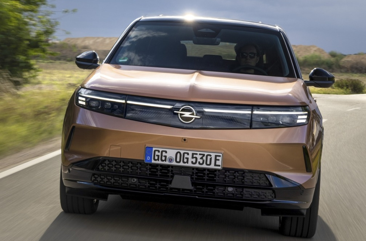 Το νέο Opel Grandland ξεχωρίζει με την πρώτη ματιά, χάρη στο αδιαμφισβήτητο στιλ, ειδικά στο σκοτάδι Opel Grandland
