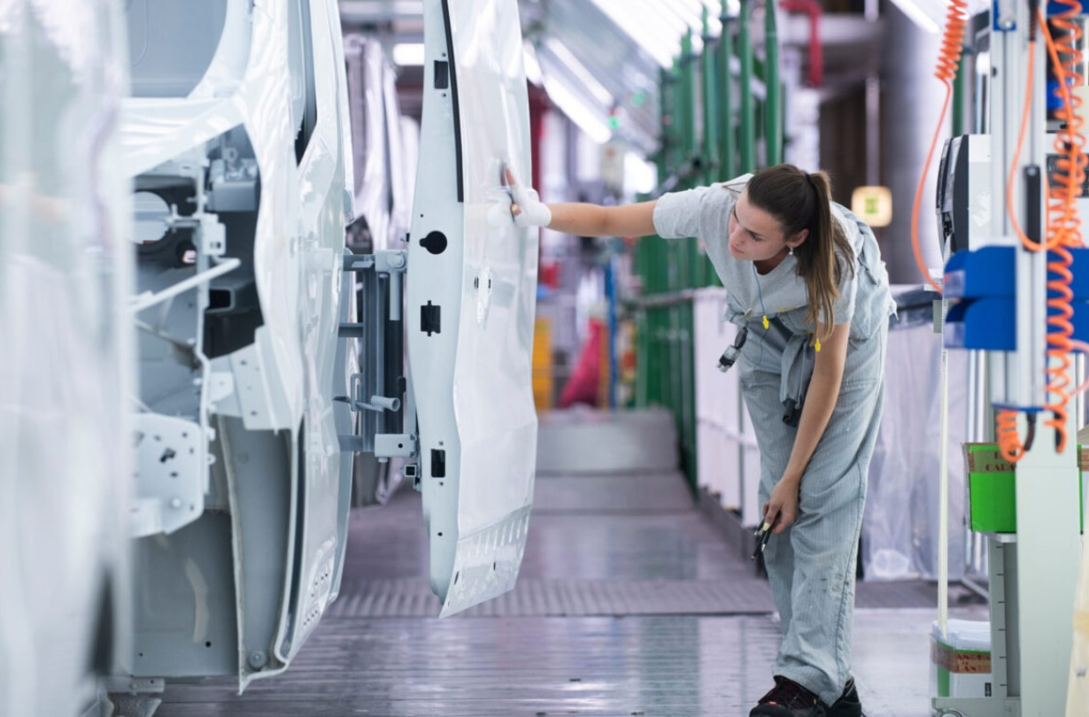 Oι ταξινομήσεις LCV στην EE σημείωσαν μείωση 14,9% τον Ιανουάριο και 9,2% τον Φεβρουάριο σε σύγκριση με την αντίστοιχη περίοδο του 2024, σύμφωνα με τη Renault. renault Sandouville