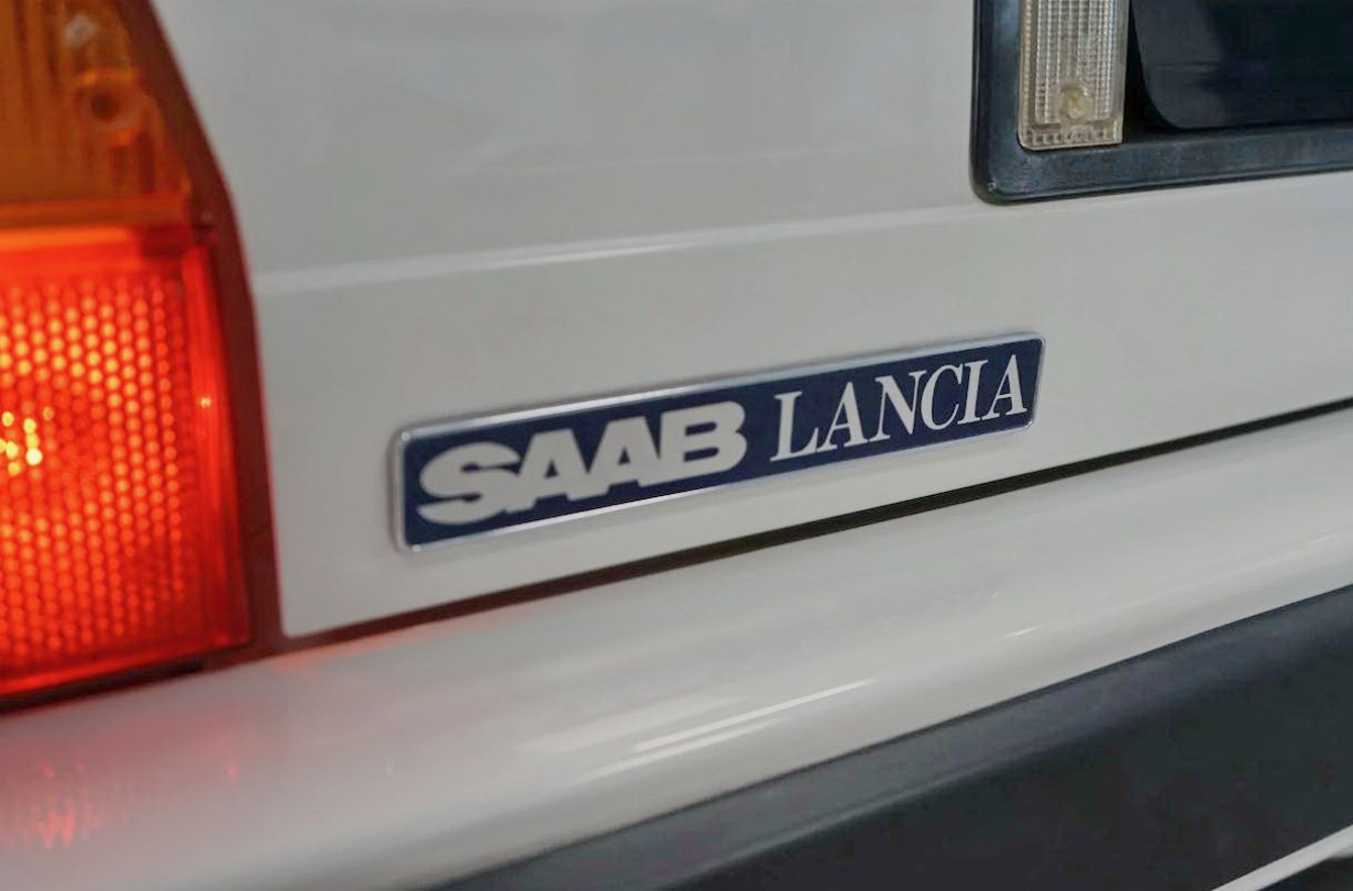 Μπορεί σήμερα το «rebranding» να φαίνεται απόλυτα φυσικό, αλλά πριν 45 χρόνια δεν ήταν. SAAB Lancia 600