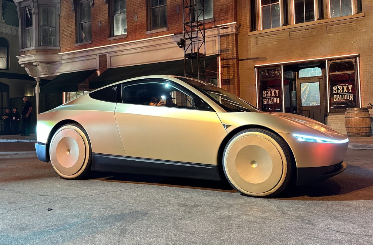 Το Tesla Cybercab θα φορτίζει ασύρματα, ώστε οι επιβάτες να μην έχουν να ασχοληθούν ούτε με το κούμπωμα του καλωδίου. Tesla Cybercab