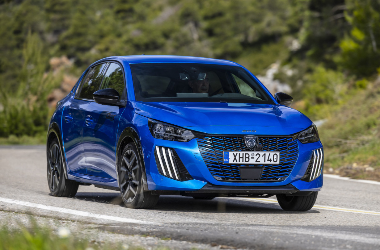 Ο ανταγωνισμός αποβαίνει προς όφελος του καταναλωτή. Η έλευση του Renault 5 E-Tech αναγκάζει τους παλαιούς παίκτες να προβούν σε βελτιώσεις. Peugeot e-208