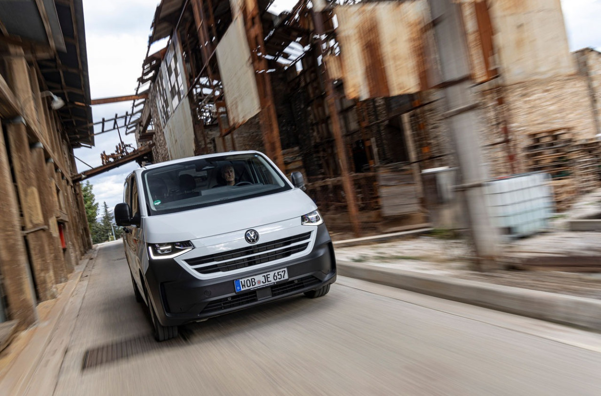 Την επαγγελματική διάσταση του Volkswagen Transporter υποστηρίζει η πληθωρική γκάμα συστημάτων κίνησης και οι κορυφαίες δυνατότητες φόρτωσης Volkswagen Transporter