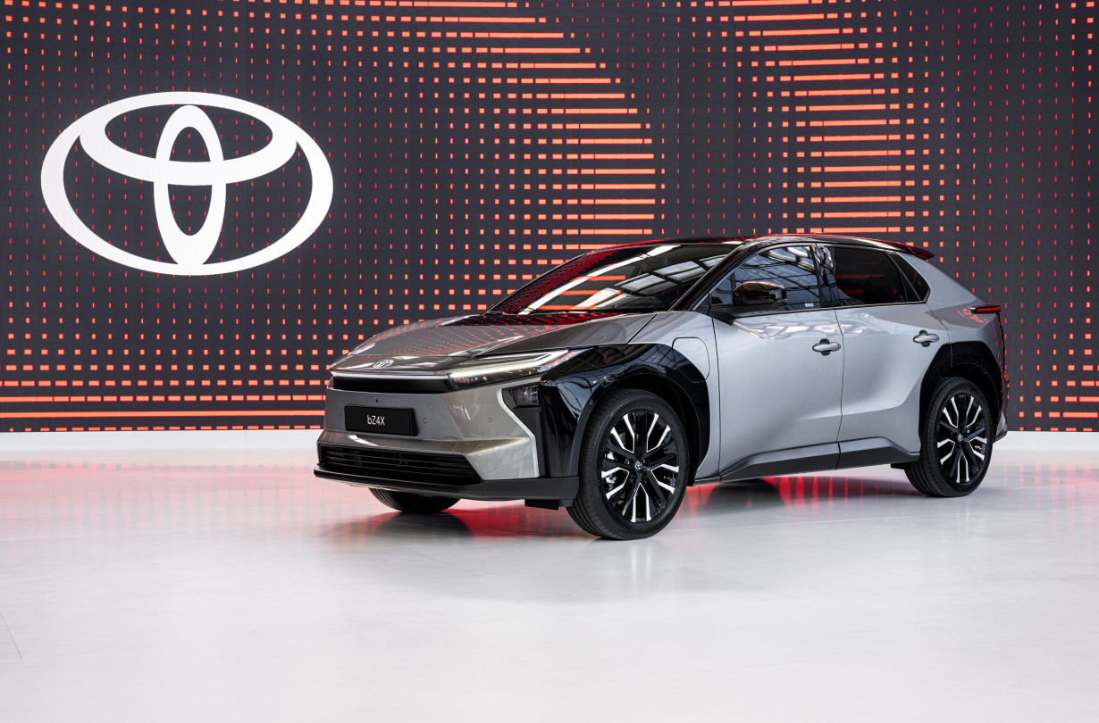 Το ανανεωμένο Toyota bZ4x θα είναι διαθέσιμο μέσα στο καλοκαίρι. Όσον αφορά το Lexus RZ, περισσότερες πληροφορίες θα γίνουν γνωστές προσεχώς Toyota bZ4x