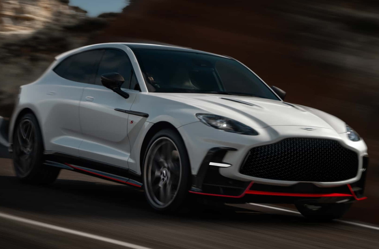 Η Aston Martin DBX S αποδίδει δύο ίππους περισσότερους από τη Ferrari Purosangue, αλλά βλέπει με το κυάλι την Urus SE. Aston Martin DBX