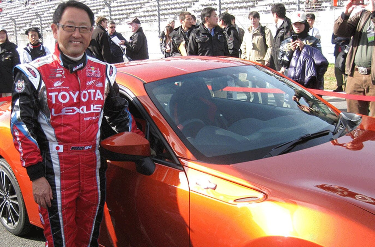 Ο Akio Toyoda, με την προσωπική του εμπειρία ως οδηγός, δείχνει ότι τα σπορ αυτοκίνητα δεν είναι μόνο τεχνολογία αλλά και συναίσθημα Akio Toyoda