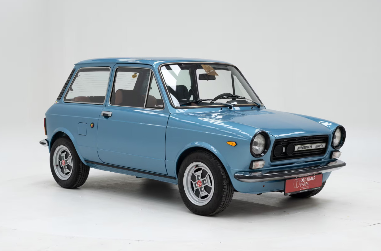 Το συγκεκριμένο Autobianchi A112 Abarth βρίσκεται σε έκθεση προς πώληση στο Βέλγιο, στην Oldtimer Farm, μια εταιρεία εξειδικευμένη σε συλλεκτικά αυτοκίνητα. Autobianchi A112 Abarth