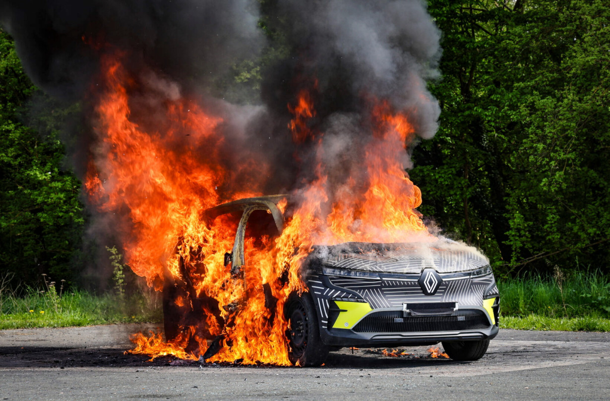 Η Renault δείχνει ξεκάθαρα ότι το Fireman Access δεν είναι εργαλείο μάρκετινγκ, αλλά συστατικό ασφάλειας. Fireman Access