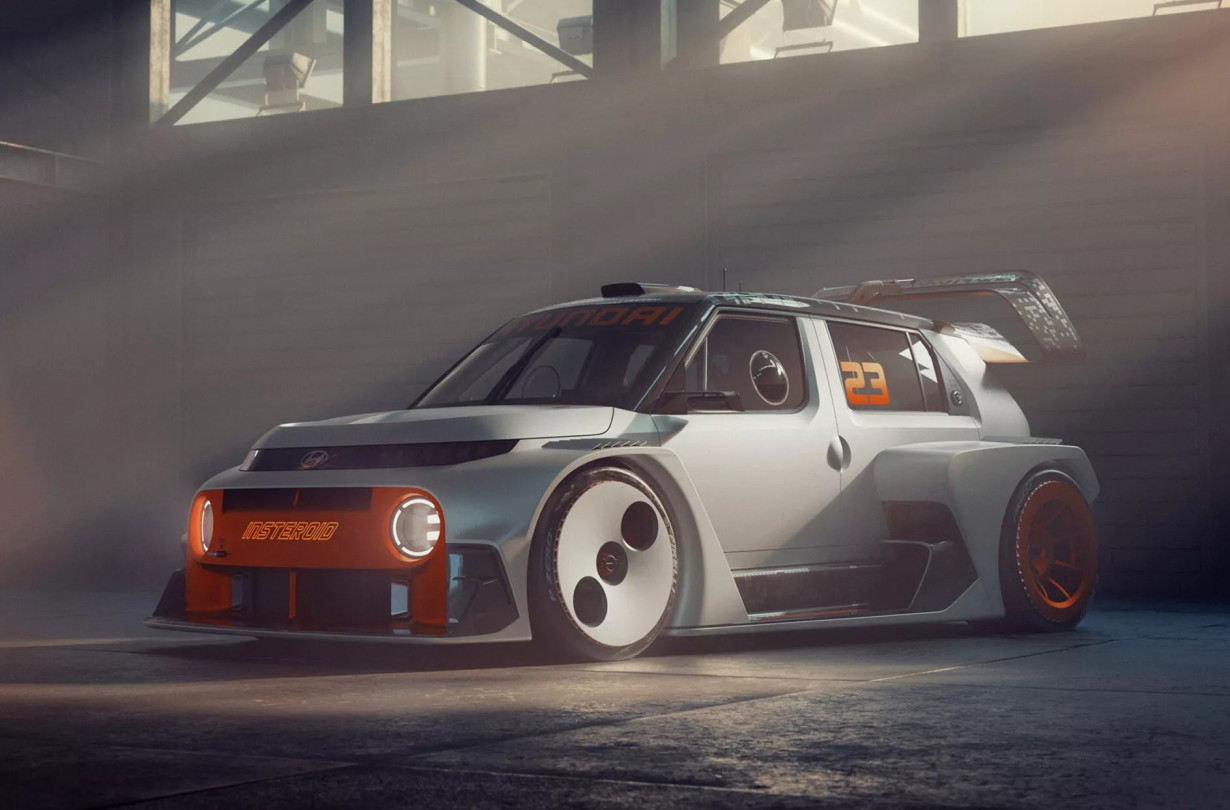 «Το Hyundai Insteroid ήταν τόσο εντυπωσιακό στα σχέδια που ο CEO μας είπε απλώς, "φτιάξτε το". Και έφυγε», λέει ο Nicola Danza, υπεύθυνος εξωτερικού σχεδιασμού της Hyundai. Hyundai Insteroid