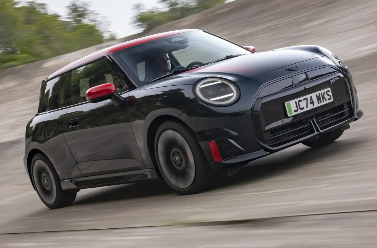 Η τιμή του ηλεκτρικό MINI John Cooper Works στην χώρα μας ξεκινά από τις €45.150 MINI John Cooper Works