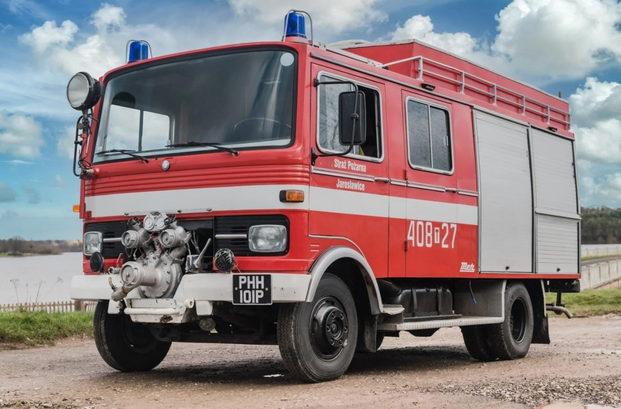 Κάνουν όλοι στην άκρη για να περάσει το πυροσβεστικό όχημα. Αλλά το μοναδικό «όπλο» κατάσβεσης που διαθέτει είναι η παγωμένη μπύρα. Mercedes-Benz