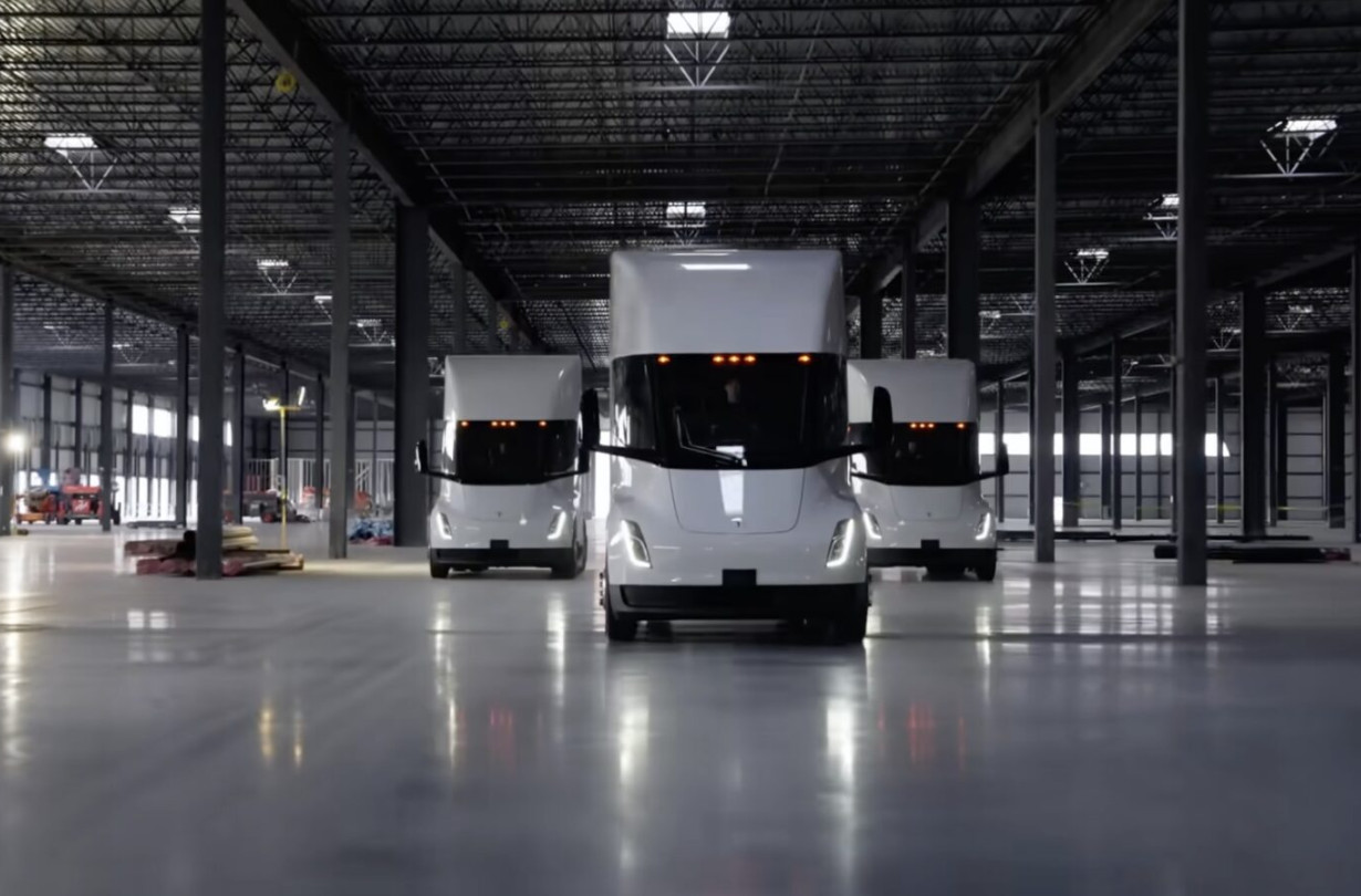 Το Tesla Semi θα ήθελε να αλλάξει τους κανόνες του παιχνιδιού στις εμπορευματικές μεταφορές μεγάλων αποστάσεων. Tesla Semi