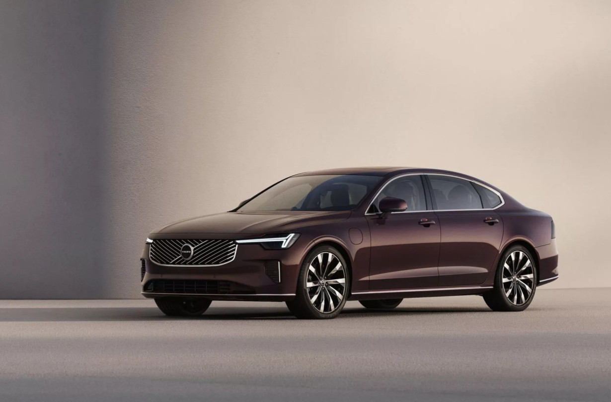 Το ανανεωμένο Volvo S90 θα είναι διαθέσιμο ως ήπια υβριδικό και PHEV με αυτονομία 80 km Volvo ES90