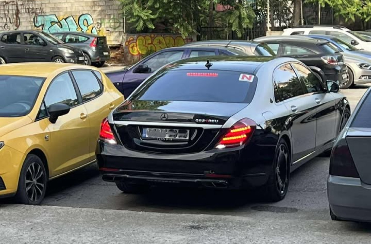 Καταρχάς, να συγχαρούμε τον ακομπλεξάριστο νέο-νέα, που δεν ντράπηκε να βάλει το «αυτοκόλλητο της ντροπής» σε ένα τόσο ακριβό μοντέλο. Mercedes-Maybach