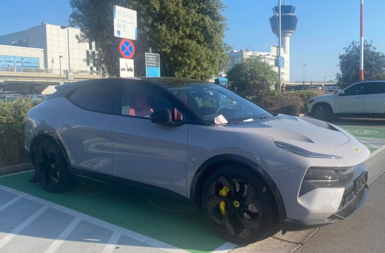 Το να παρκάρει κάποιος σε θέση φόρτισης είναι σα να παρκάρει μπροστά από τη μάνικα στο πρατήριο βενζίνης. Lotus Eletre