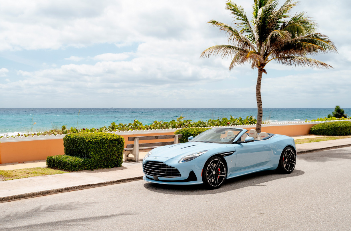 Η βασική Aston Martin DB12 Volante από την οποία προήλθε, κοστίζει σχεδόν 250 χιλιάρικα. Οπότε, βάλτε με τον νου σας... Aston Martin DB12 Palm Beach