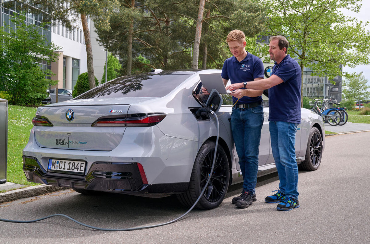 H Mercedes-Benz επίσης έχει ξεκινήσει δοκιμές με μπαταρίες στερεάς κατάστασης, εντείνοντας τον ανταγωνισμό με την BMW. BMW i7