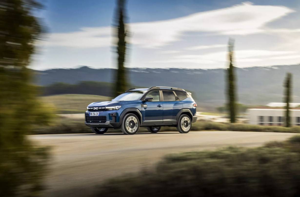 To Dacia Bigster με το πορτμπαγκάζ των 667 lt ξεκινά από τις €23.800 στην έκδοση essential Dacia Bigster