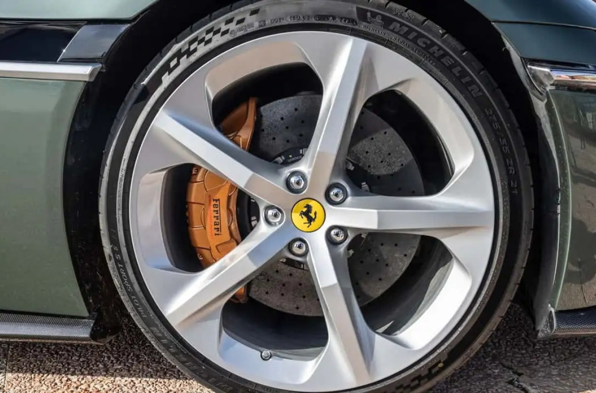 H παρουσίαση της Ferrari Elettrica μετατίθεται για την άνοιξη του 2026 και θα γίνει, όπως μαθαίνουμε σε τρία στάδια Ferrari 12cilindri