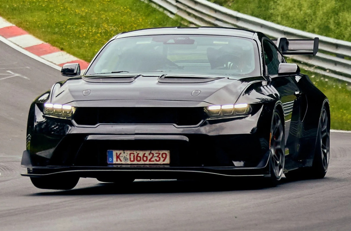 Ποιος το περίμενε ότι η Ford θα παρουσίαζε μια Mustang που θα ήταν τόσο γρήγορη στην πιο απαιτητική πίστα του πλανήτη; Ford Mustang GTD