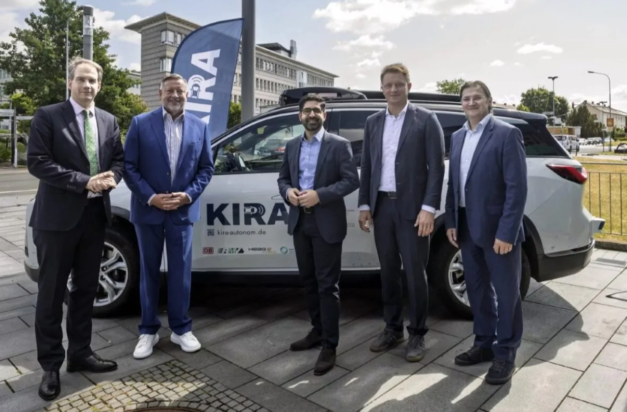 Το πιλοτικό πρόγραμμα θα διαρκέσει έως τα τέλη του 2025 και καθιστά τη Γερμανία μία από τις πρώτες χώρες στην Ευρώπη που δοκιμάζει αυτόνομα ταξί σε δημόσιες μεταφορές. αυτόνομα ταξί