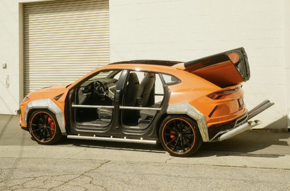 Είναι αυτή η Lamborghini Urus μια μορφή automotive τέχνης; Ή μήπως είναι απλώς ένας πανάκριβος σουρεαλισμός πάνω σε τέσσερις τροχούς; Lamborghini Urus