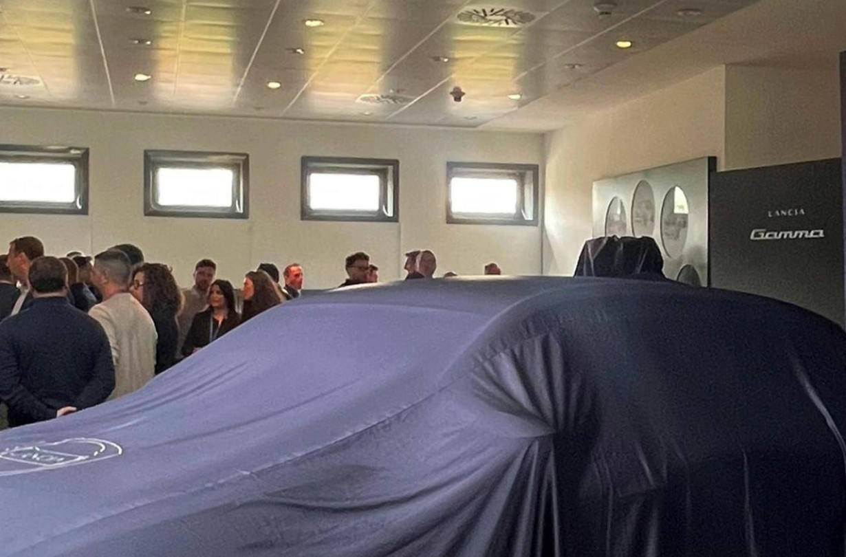 Η νέα Lancia Gamma θα κάνει πρεμιέρα το δεύτερο εξάμηνο του 2026, τόσο ως φουλ ηλεκτρική όσο και ως ήπια και επαναφορτιζόμενα υβριδική Lancia Gamma