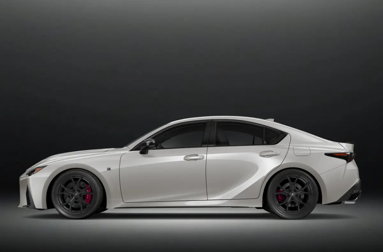 Το Lexus IS500 Ultimate Edition θα είναι διαθέσιμο αποκλειστικά στη Βόρεια Αμερική και περιορισμένο σε μόλις 500 κομμάτια. Lexus IS500 Ultimate Edition