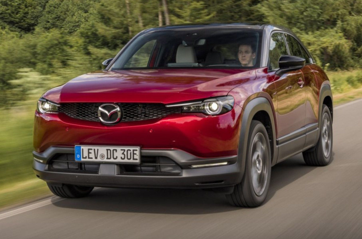 Όποιος θέλει να απολαύσει τα ηλεκτρικά κάλλη του Mazda, θα έχει την επιλογή. Απλώς ενίοτε θα ακούει τον wankel κινητήρα σαν απαλό θρόισμα στο βάθος. Mazda MX-30