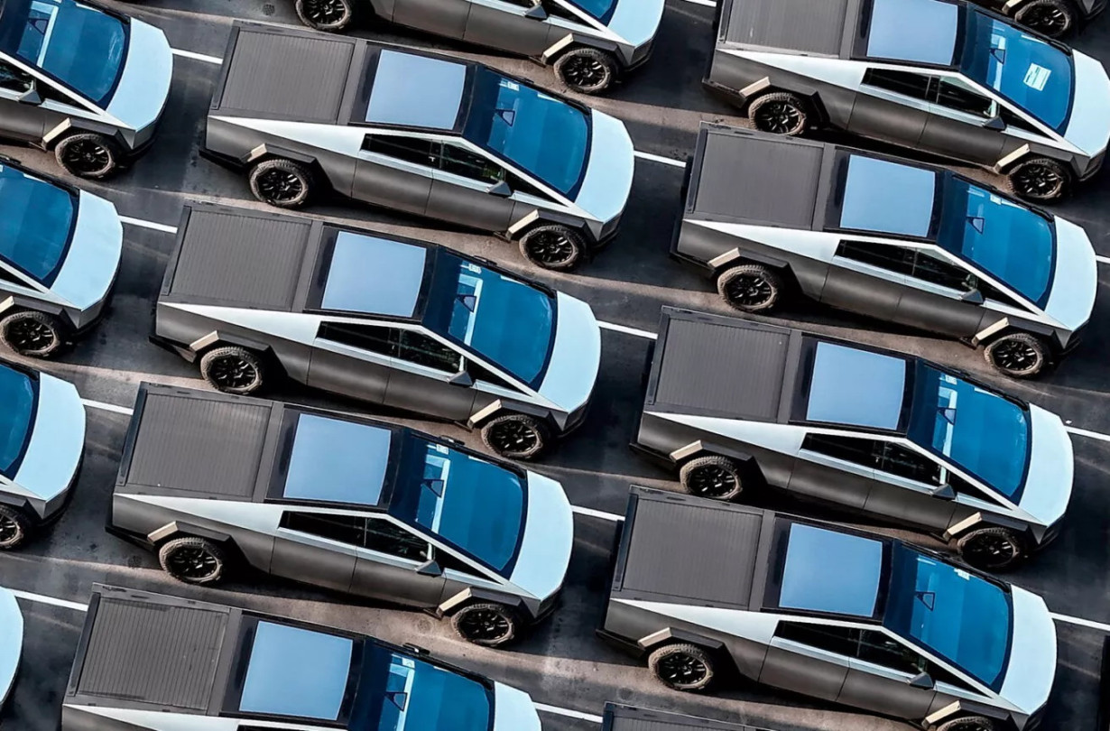Τα τεράστια αποθέματα του Tesla Cybertruck θα έπρεπε λογικά να οδηγήσουν σε διακοπή της παραγωγής του. Όμως η Tesla δεν είναι «κανονικός» κατασκευαστής. Tesla Cybertruck