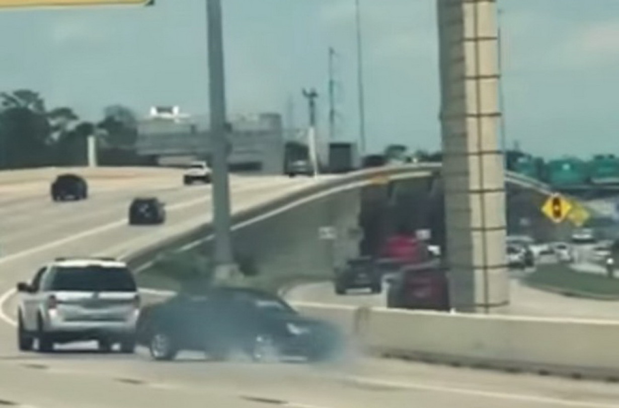 Η οδηγός του SUV-ρυμουλκού φαινόταν να διασκεδάζει με την όλη κατάσταση! Ρυμούλκηση