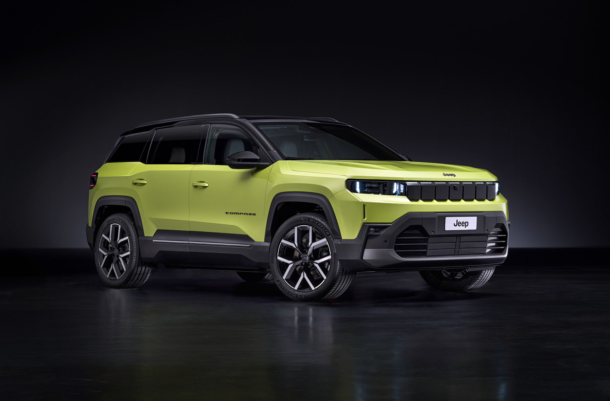 Το νέο Jeep Compass αξιοποιεί στο έπακρο τις δυνατότητες της πλατφόρμας STLA Medium και, με μήκος αμαξώματος 4,55 m, είναι πιο ευρύχωρο και πρακτικό απ' ό,τι στο παρελθόν. 2025 Jeep Compass