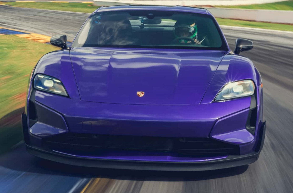 Η γερμανική μπερλίνα έκανε νέο ρεκόρ σε μία από τις πιο διάσημες πίστες παγκοσμίως. Taycan Turbo GT